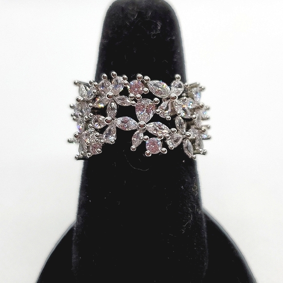 Diamond Flower Ring Stunning Simulated Stones Suze 8 - Picture 2 of 13